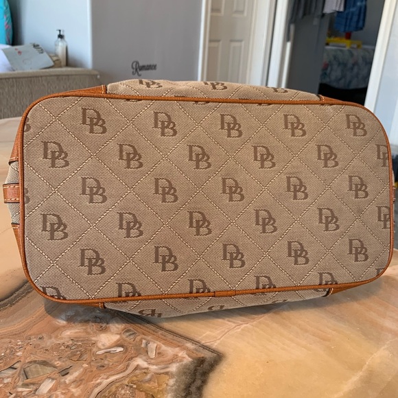 Dooney & Bourke Large tan logo canvas hobo bag - Picture 4 of 10